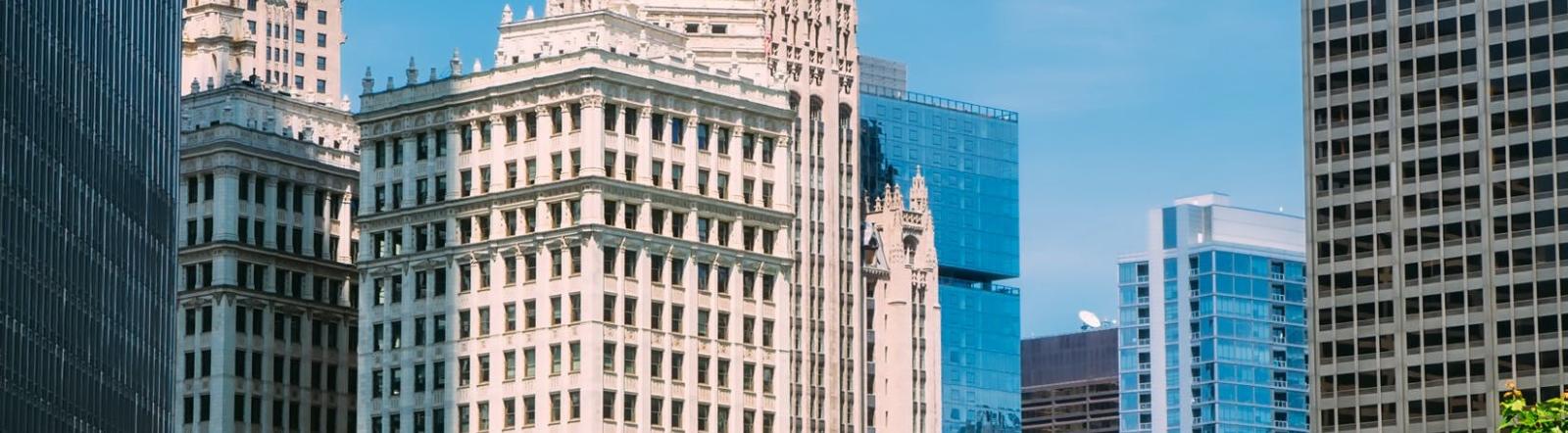 Photo of Chicago river and Wrigley building