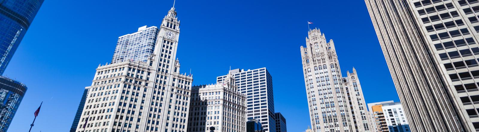 A view of The Chicago River and The Wrigley Building