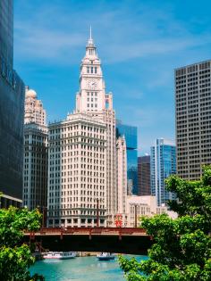 Photo of Chicago river and Wrigley building
